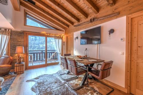 une salle à manger avec une table et des chaises dans l'établissement Belvédère du Brévent - Welkeys, à Chamonix-Mont-Blanc