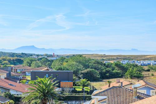une vue sur une banlieue avec des montagnes en arrière-plan dans l'établissement Maison Évasion Océane - Welkeys, à Capbreton