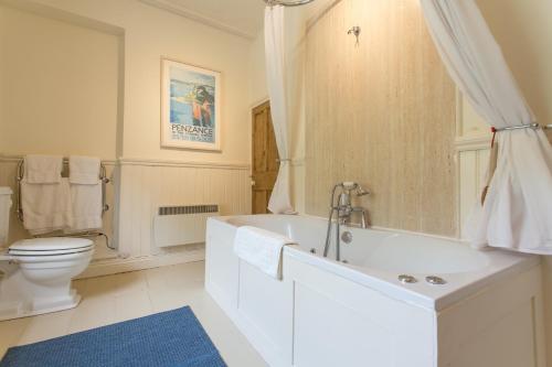 Koupelna v ubytování Romantic cottage with fantastic coastal views