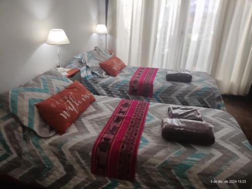 zwei nebeneinander stehende Betten in einem Schlafzimmer in der Unterkunft CIUDAD AUTONOMA DE BUENOS AIRES, HOSTAL , Habitacion en vivienda familiar in Buenos Aires