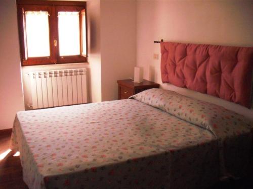 a bedroom with a bed and a window at Villaggio Del Sole in Giove