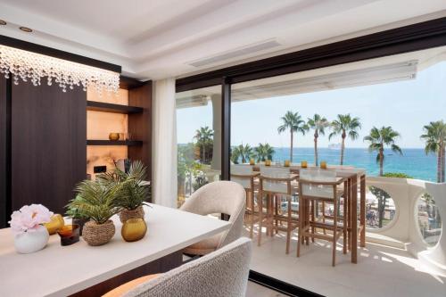 une salle à manger avec vue sur l'océan dans l'établissement 1973 - Luxurious waterfront apartment Croisette, à Cannes