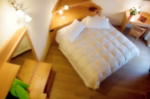 a bedroom with a white bed in a room at Hotel Michela in Malè