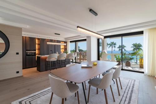 une salle à manger et une cuisine avec une table et des chaises dans l'établissement 1973 - Luxurious waterfront apartment Croisette, à Cannes