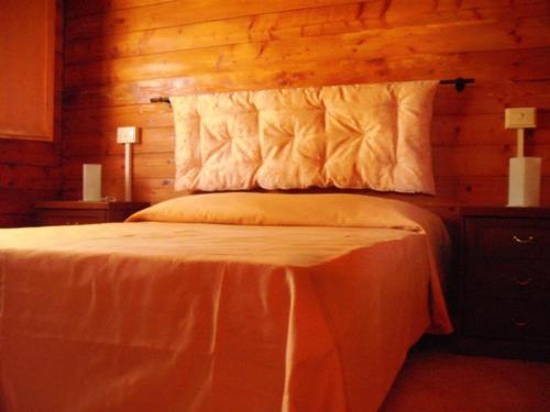 เตียงในห้องที่ Villaggio Del Sole