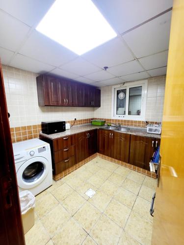 Spacious 2 Bed Room Apartment with 2 bathroomsにあるキッチンまたは簡易キッチン