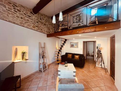un salon avec un canapé et une table dans l'établissement Appartement Le Phénix, à Nîmes