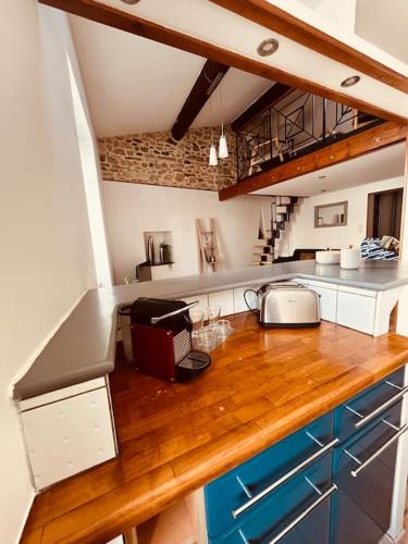 une cuisine avec un comptoir avec un micro-ondes dans l'établissement Appartement Le Phénix, à Nîmes