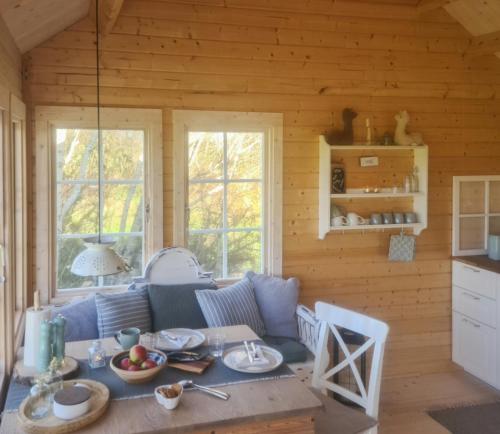 Nhà bếp/bếp nhỏ tại Idyllic Alpaca Cabin Overlooking The Alpaca Fold