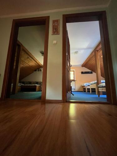 Postel nebo postele na pokoji v ubytování Apartmany Chribska