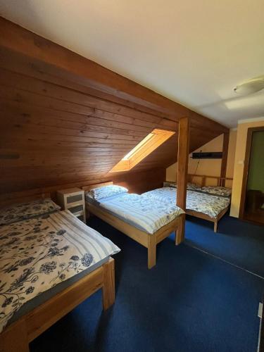 Postel nebo postele na pokoji v ubytování Apartmany Chribska