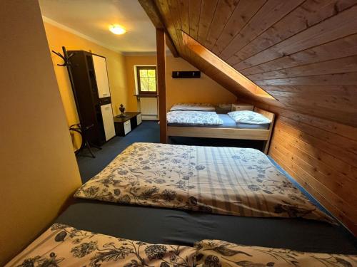 Postel nebo postele na pokoji v ubytování Apartmany Chribska
