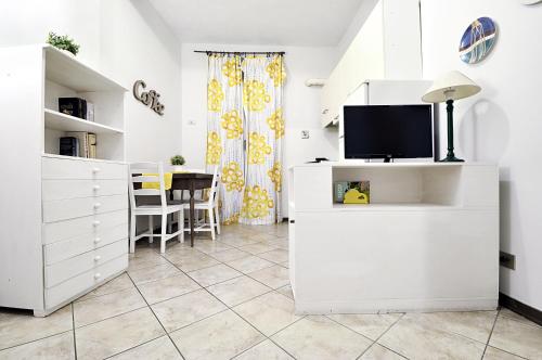 フィレンツェにあるCastellani Apartmentのリビングルーム(白い家具、テレビ付)