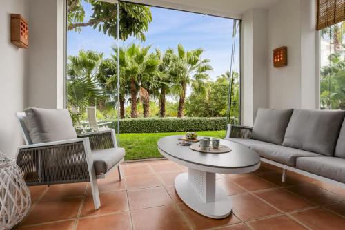 ViVi Homes - Casa Sereno - lagoon - pool - garden - view