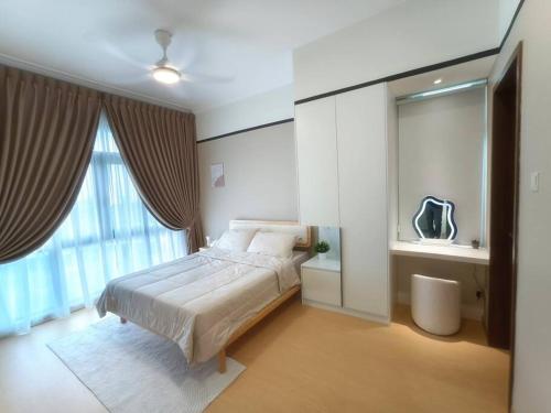 ein Schlafzimmer mit einem Bett und einem großen Fenster in der Unterkunft MidValley 3BR Lake View-8px with GFloor 2 CP, PetFriendly I Netflix & Coway I Unblock High Floor Fashion High-end Renovations in Johor Bahru
