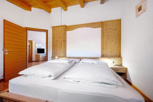 Ένα ή περισσότερα κρεβάτια σε δωμάτιο στο Apartments Antersi Silvia