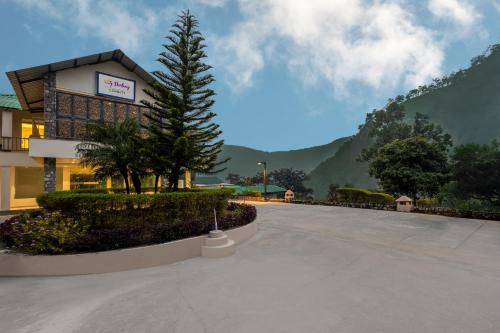 a building with a tree in the middle of a street at Sterling Corbett in Marchula
