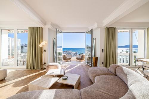 - un salon avec un canapé et une vue sur l'océan dans l'établissement 1974 - Luxurious 3 bedrooms - Sea view & Parking, à Cannes