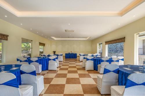 a room with blue and white tables and chairs at Sterling Corbett in Marchula