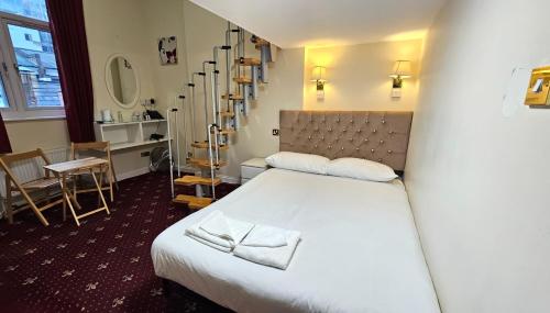 En eller flere senge i et værelse på Hyde Park Court Hotel