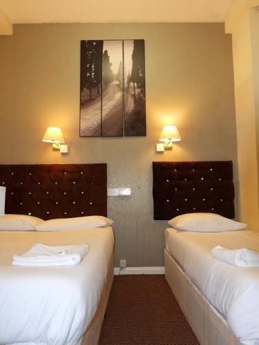 En eller flere senge i et værelse på Hyde Park Court Hotel