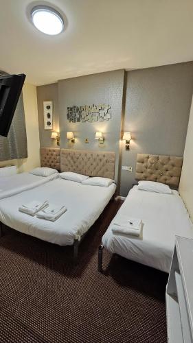 En eller flere senge i et værelse på Hyde Park Court Hotel