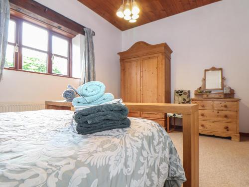 西卢港Owl Cottage的一间卧室，床上有一张带毛巾的床