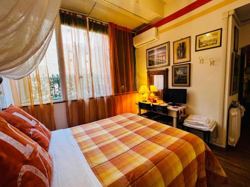 Postel nebo postele na pokoji v ubytování Tre Gigli a Firenze, 5 minutes from station, via Palazzuolo 55