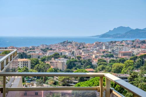 d'un balcon offrant une vue sur la ville. dans l'établissement REF 1965 - Le Cannet - Sea view apartment for rent, au Cannet