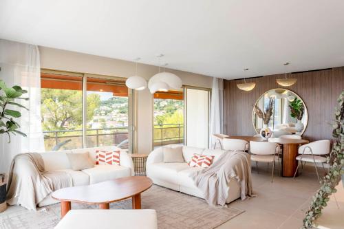 un salon avec des meubles blancs et une table dans l'établissement REF 1965 - Le Cannet - Sea view apartment for rent, au Cannet