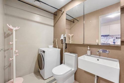 Phòng tắm tại Quiet Tatami-style apartment on Collins St near Southern Cross Station