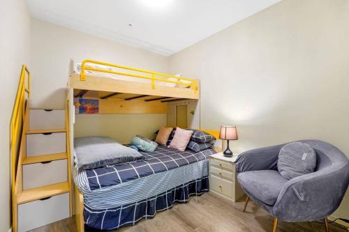 Giường trong phòng chung tại Quiet Tatami-style apartment on Collins St near Southern Cross Station