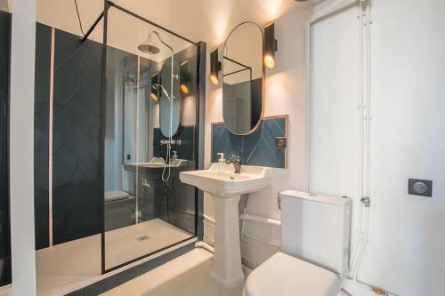 une salle de bain avec un lavabo, une douche et des toilettes dans l'établissement La Suite Mazarin, à Aix-en-Provence