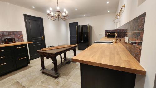 une cuisine avec un comptoir en bois dans une pièce dans l'établissement Chateau De La Voloniere, à Poncé sur Le Loir