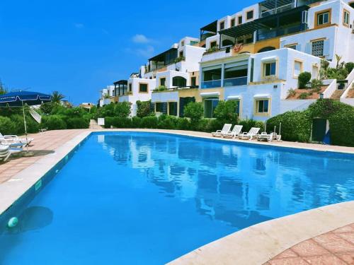 una grande piscina di fronte a un edificio di Villa by the Oualidia Lagoon a Oualidia