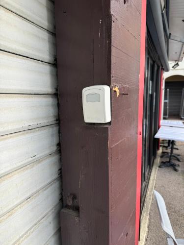 eine Tür mit einem Kasten an der Seite eines Gebäudes in der Unterkunft T 2 cosy bord de mer in Le Barcarès