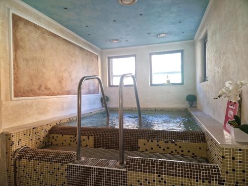 bagno con vasca idromassaggio in camera di Хотел Релакс a Velingrad