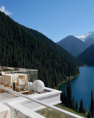 a balcony with a view of a lake and mountains at Pana Unique Kolsay in Kurmenty