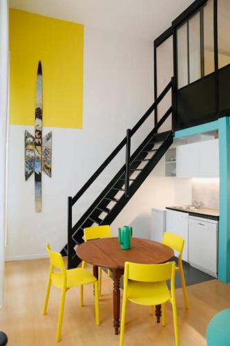 une salle à manger avec une table et des chaises jaunes dans l'établissement Monnaie,Vieux-Lille, Unique, Neo-Vintage, à Lille