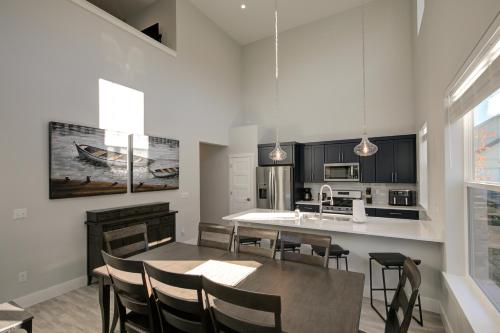 Kuchyň nebo kuchyňský kout v ubytování Burl By The Bay