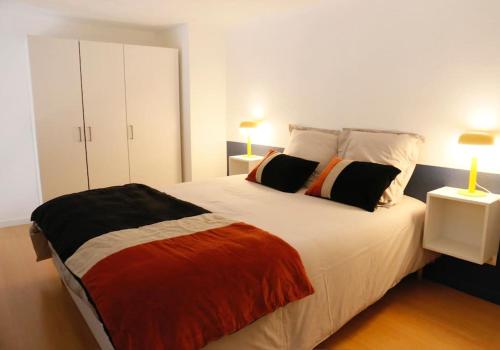 une chambre avec un grand lit avec deux lampes dans l'établissement Monnaie,Vieux-Lille, Unique, Neo-Vintage, à Lille