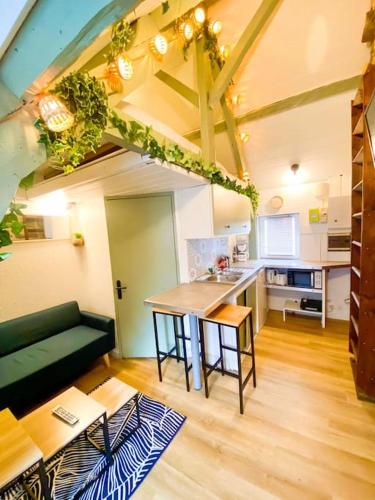 un salon avec une table et une cuisine dans l'établissement Le Doux Perchoir, à Boulogne-sur-Mer