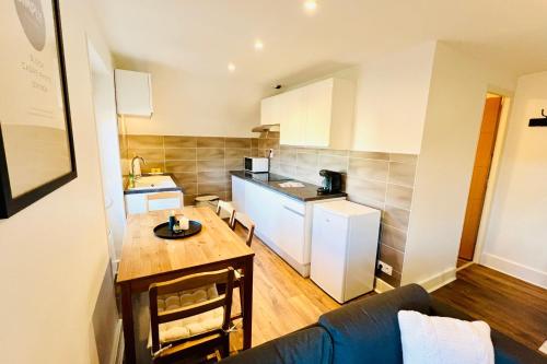 une petite cuisine avec une table et une salle à manger dans l'établissement Beautiful T3 close to the slopes, à Gérardmer