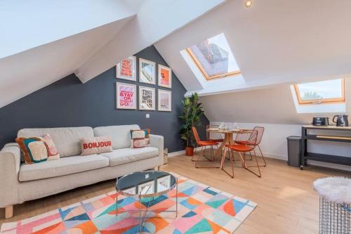 un salon avec un canapé et une table dans l'établissement Appartement 2 chambres proche écoles et métro, à Lille