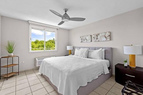 Ένα ή περισσότερα κρεβάτια σε δωμάτιο στο Sea Breeze Haven - A301