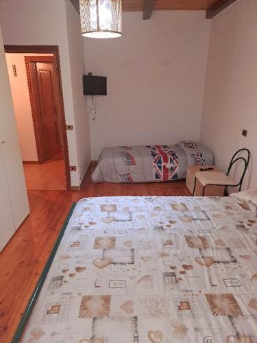 a bedroom with a bed and a bed sqor at Appartamento Montefumaiolo in Balze