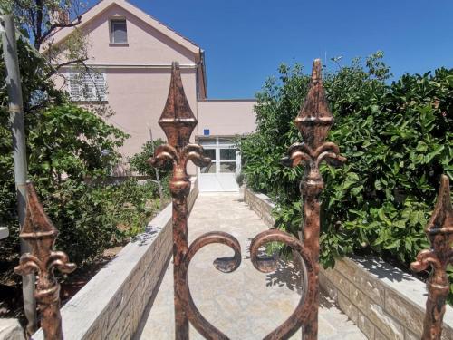una puerta de hierro delante de una casa en Holiday House Soline, en Veli Rat