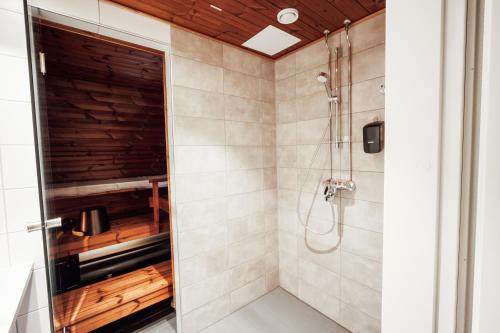 Et badeværelse på Holiday Club Rukatunturi Apartments