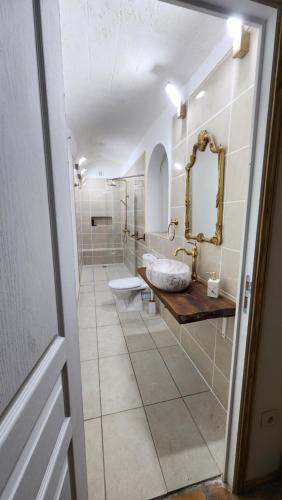 La salle de bains est pourvue de 2 lavabos et d'un miroir mural. dans l'établissement Chateau De La Voloniere, à Poncé sur Le Loir