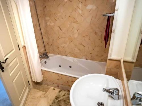 ein Badezimmer mit Waschbecken, Toilette und Badewanne in der Unterkunft Sunset Rooftop Terrace apartment in Palm-mar